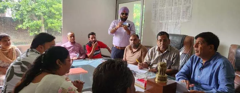 MLA जिम्पा ने होशियारपुर में निवासियों की शिकायतों के समाधान के लिए अधिकारियों को निर्देश दिए MLA जिम्पा ने होशियारपुर में निवासियों की शिकायतों के समाधान के लिए अधिकारियों को निर्देश दिए