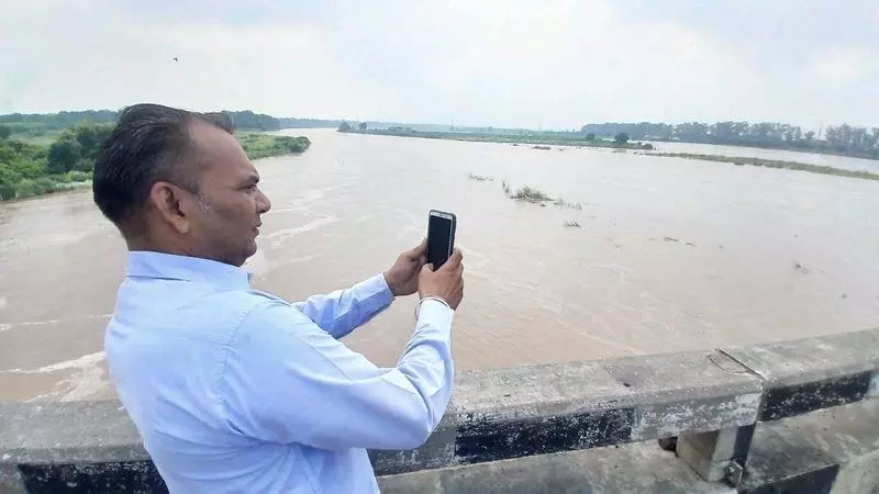 Bhakra dam से 51,000 क्यूसेक पानी छोड़े जाने के बाद लुधियाना के गांवों में अलर्ट जारी Bhakra dam से 51,000 क्यूसेक पानी छोड़े जाने के बाद लुधियाना के गांवों में अलर्ट जारी