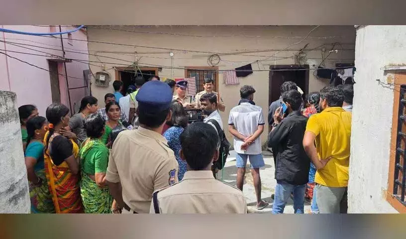 Miyapur में एक ही परिवार के पांच लोग संदिग्ध परिस्थितियों में मृत पाए गए Miyapur में एक ही परिवार के पांच लोग संदिग्ध परिस्थितियों में मृत पाए गए