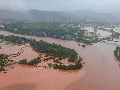 Chandrapur में बाढ़ के कारण यातायात बाधित Chandrapur में बाढ़ के कारण यातायात बाधित