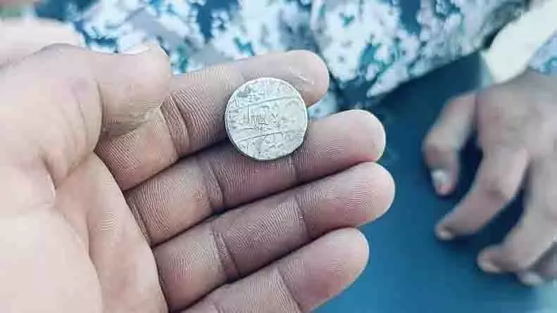 Morena: हनुमान मंदिर निर्माण के दौरान प्राचीन सोने के सिक्के मिले Morena: हनुमान मंदिर निर्माण के दौरान प्राचीन सोने के सिक्के मिले