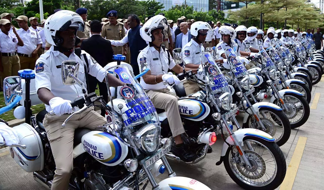 Hyderabad ट्रैफिक पुलिस ने 50 पेट्रोलिंग बाइक और 100 मार्शल तैनात किए Hyderabad ट्रैफिक पुलिस ने 50 पेट्रोलिंग बाइक और 100 मार्शल तैनात किए