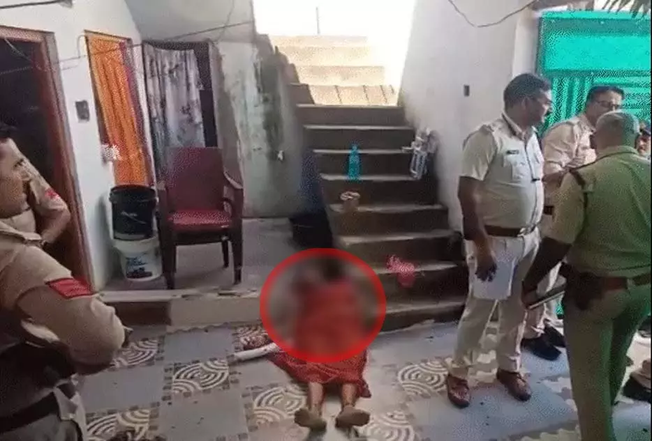 BREAKING: किराएदार ने की मकान मालकिन की बेरहमी से हत्या, बेटी भी हुई गंभीर घायल BREAKING: किराएदार ने की मकान मालकिन की बेरहमी से हत्या, बेटी भी हुई गंभीर घायल