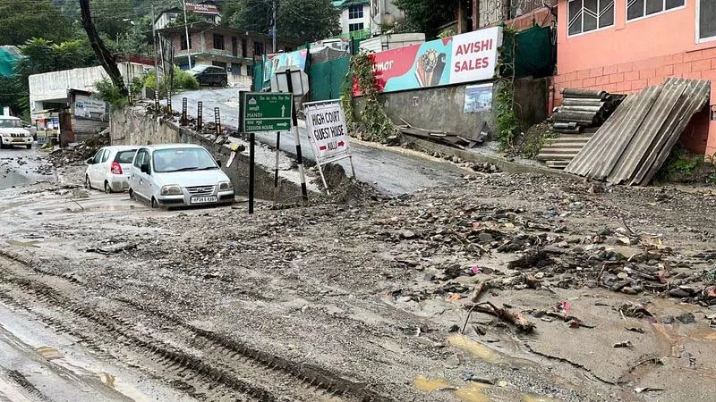 Kullu घाटी में बादल फटने और लगातार बारिश से जनजीवन प्रभावित, 100 सड़कें अवरुद्ध Kullu घाटी में बादल फटने और लगातार बारिश से जनजीवन प्रभावित, 100 सड़कें अवरुद्ध