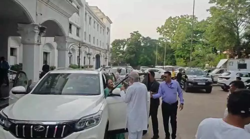 CG BREAKING: भूपेश बघेल ने बेटे चैतन्य से की मुलाक़ात, ईडी की रिमांड पर जारी है पूछताछ CG BREAKING: भूपेश बघेल ने बेटे चैतन्य से की मुलाक़ात, ईडी की रिमांड पर जारी है पूछताछ