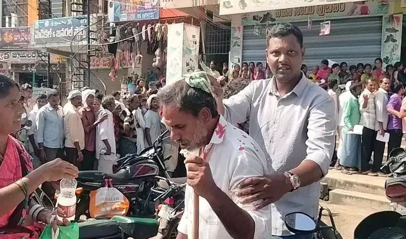 Urea बैग के लिए किसान का खून बहा; तेलंगाना में उर्वरक संकट गहराया Urea बैग के लिए किसान का खून बहा; तेलंगाना में उर्वरक संकट गहराया