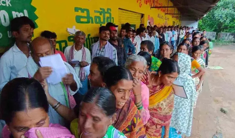 urea के लिए सुबह से ही कतारों में लगे किसान urea के लिए सुबह से ही कतारों में लगे किसान