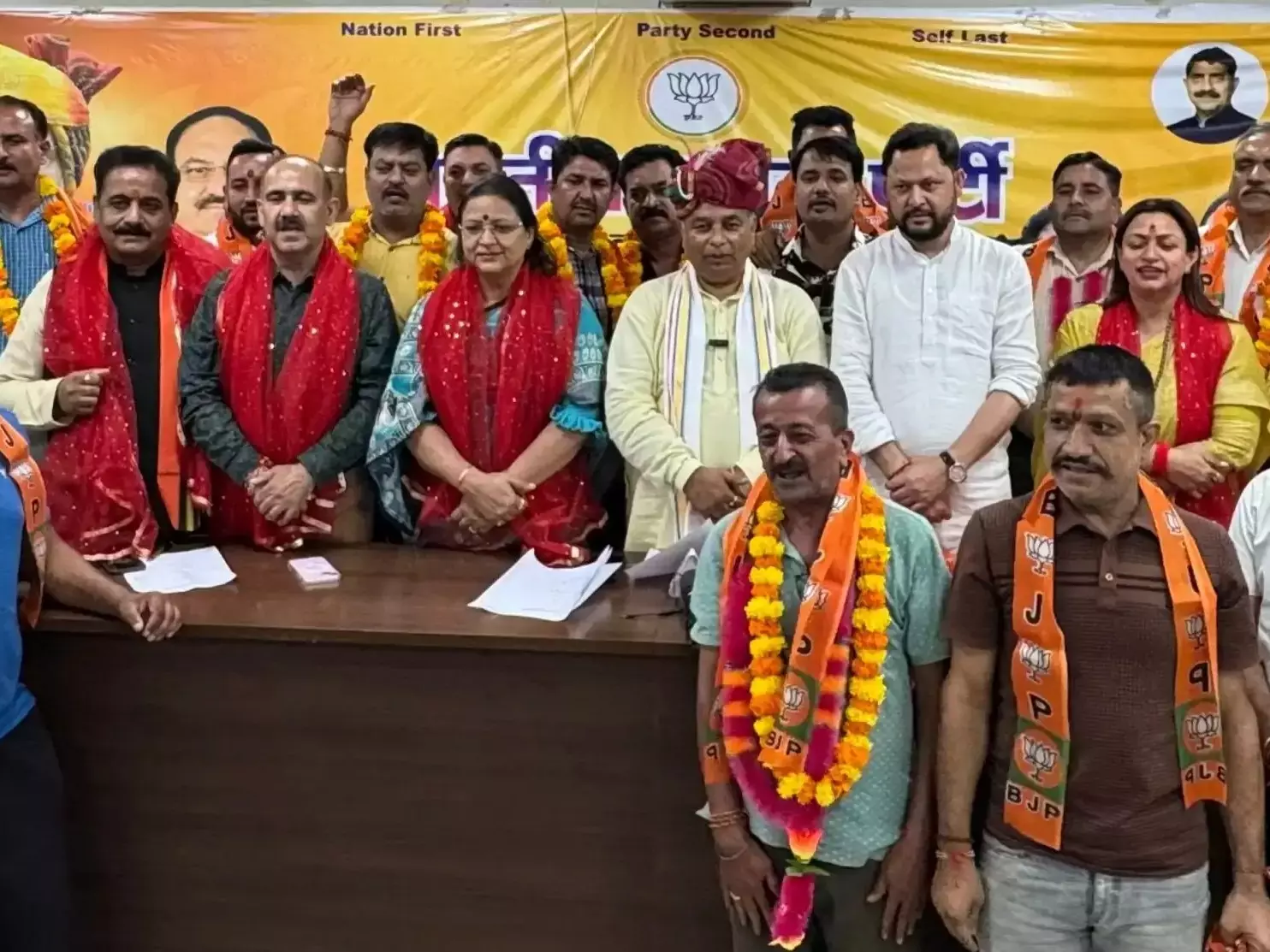 Jammu: प्रमुख ट्रांसपोर्टर ने किया भाजपा जॉइन, विश्वास बढ़ने का संकेत Jammu: प्रमुख ट्रांसपोर्टर ने किया भाजपा जॉइन, विश्वास बढ़ने का संकेत