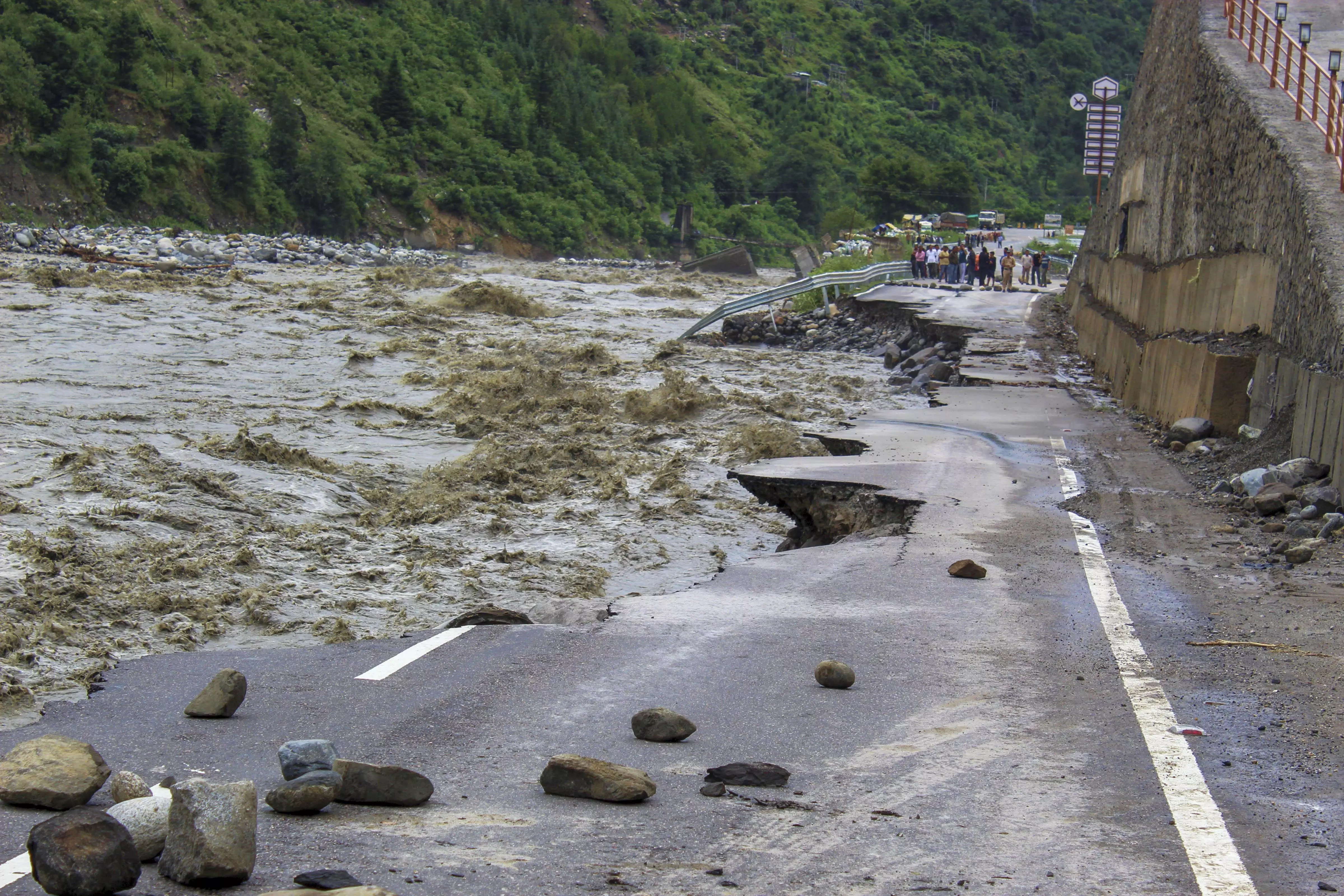 Shimla: हिमाचल में भारी बारिश का खतरा, मृतकों की संख्या 287 Shimla: हिमाचल में भारी बारिश का खतरा, मृतकों की संख्या 287