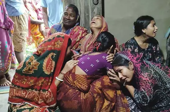 घाट के पास भीषण हादसा, ट्रॉलर से गिरकर 2 मछुआरे डूबे घाट के पास भीषण हादसा, ट्रॉलर से गिरकर 2 मछुआरे डूबे