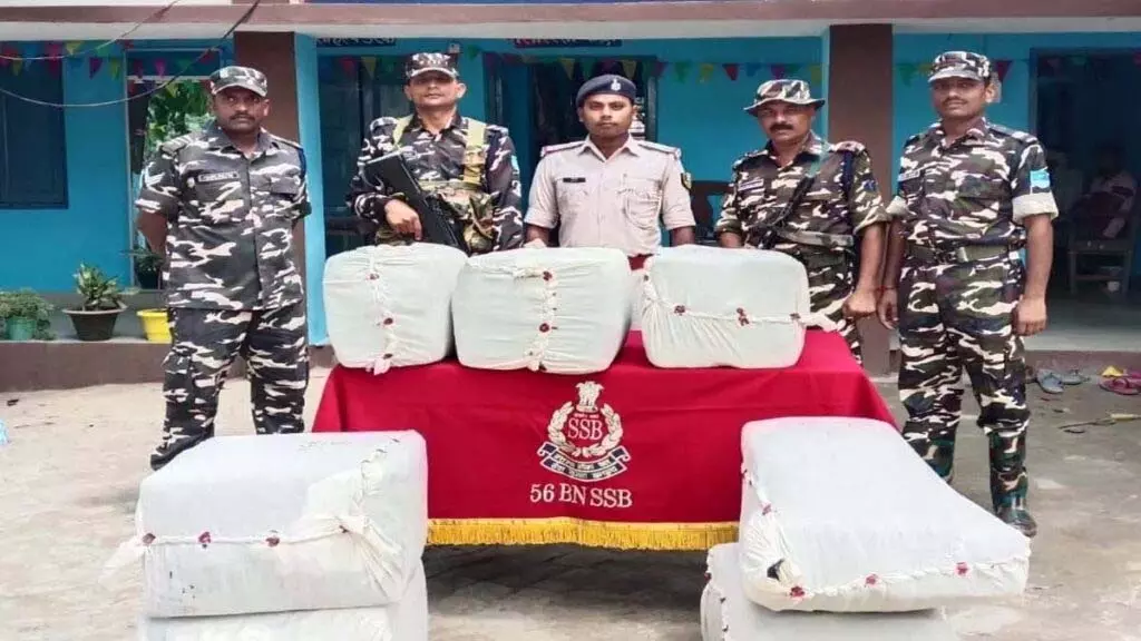 SSB की बड़ी कार्रवाई: 200 किलो गांजा जब्त, तस्कर फरार SSB की बड़ी कार्रवाई: 200 किलो गांजा जब्त, तस्कर फरार