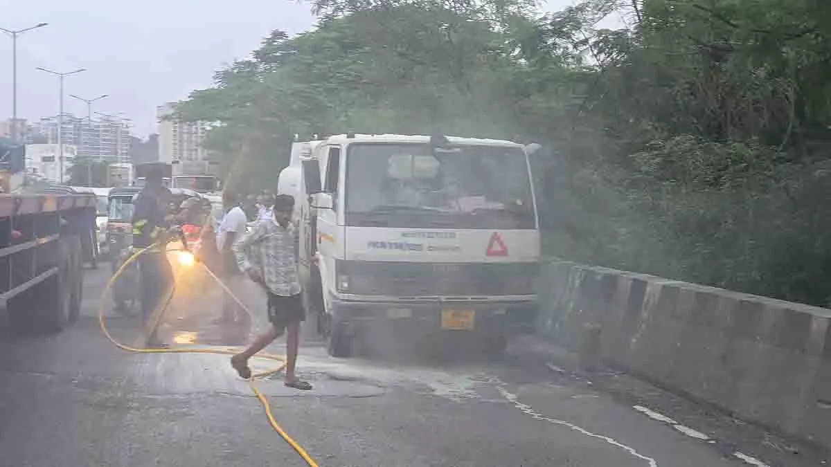 Belapur: फ्लाईओवर पर टैंकर में तकनीकी खराबी, हादसा टला Belapur: फ्लाईओवर पर टैंकर में तकनीकी खराबी, हादसा टला