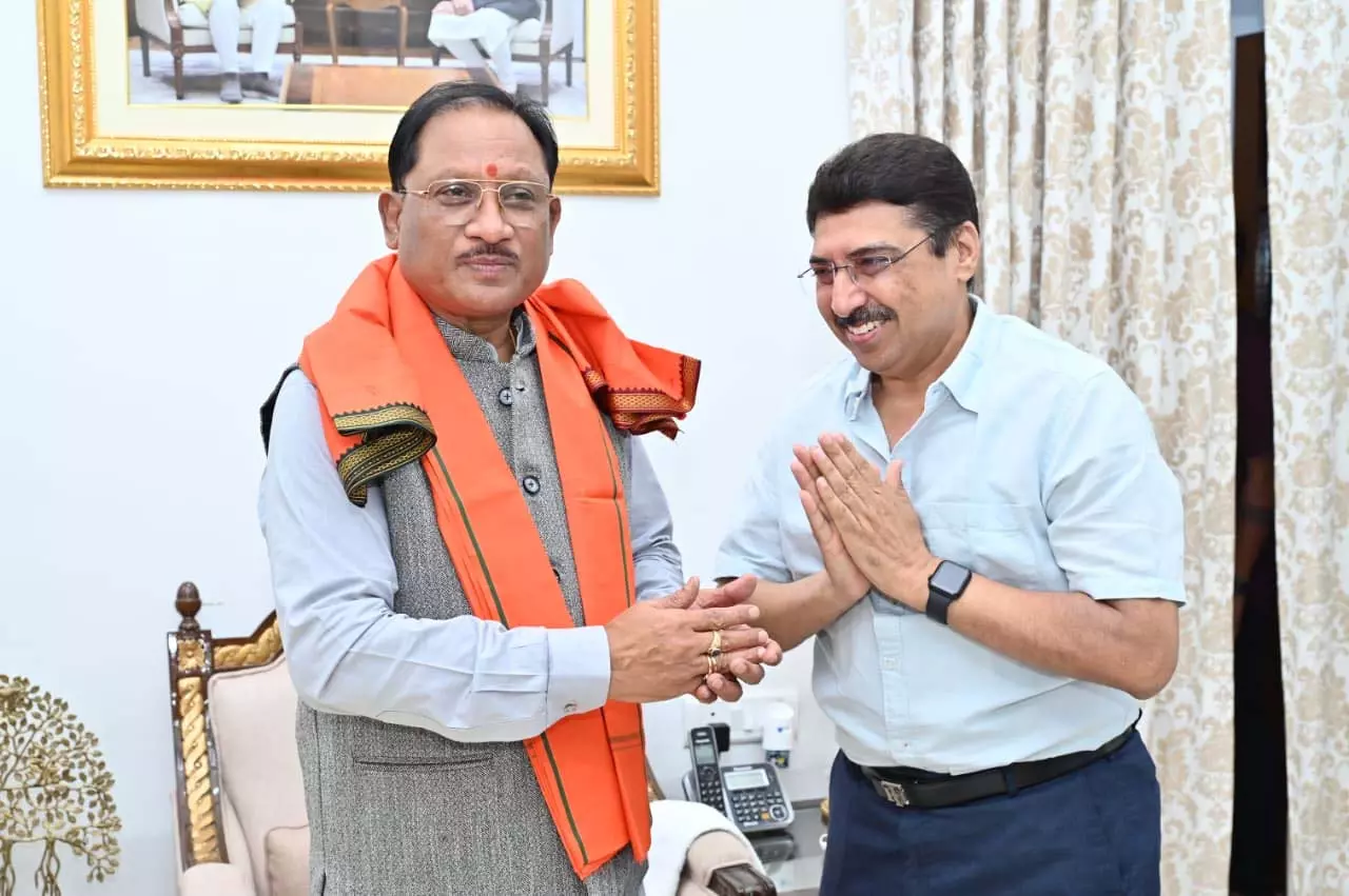 विदेश यात्रा से पहले CGMSC के अध्यक्ष दीपक म्हस्के ने की CM साय से मुलाकात विदेश यात्रा से पहले CGMSC के अध्यक्ष दीपक म्हस्के ने की CM साय से मुलाकात