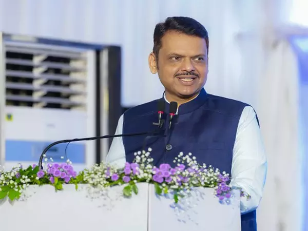 फडणवीस ने उपराष्ट्रपति चुनाव में NDA उम्मीदवार के समर्थन के लिए उद्धव ठाकरे और शरद पवार से की बातचीत फडणवीस ने उपराष्ट्रपति चुनाव में NDA उम्मीदवार के समर्थन के लिए उद्धव ठाकरे और शरद पवार से की बातचीत