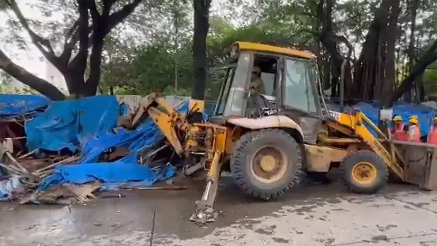 फुटपाथ पर अवैध झोपड़ियों का BMC ने कराया विध्वंस फुटपाथ पर अवैध झोपड़ियों का BMC ने कराया विध्वंस