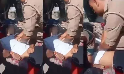 दीवार तोड़कर कमरे में घुसी पुलिस, युवक को सुसाइड करने से रोका दीवार तोड़कर कमरे में घुसी पुलिस, युवक को सुसाइड करने से रोका