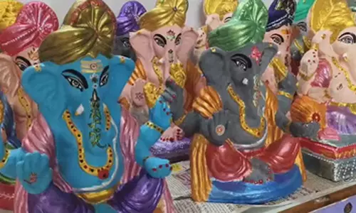 महिलाएं बना रहीं ईको फ्रेंडली गणपति, देशभर में गणेश उत्‍सव की तैयारियां जोरों पर