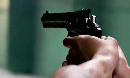 थप्पड़ मारने से नाराज था स्टूडेंट, लंच छुट्टी में टीचर पर चलाई गोली थप्पड़ मारने से नाराज था स्टूडेंट, लंच छुट्टी में टीचर पर चलाई गोली