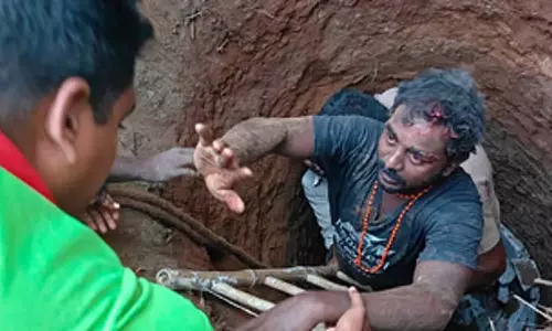 Tamil Nadu : कुएं में गिरे मजदूर को जिंदा बचाया गया Tamil Nadu : कुएं में गिरे मजदूर को जिंदा बचाया गया