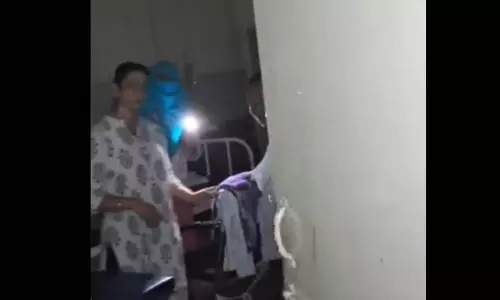 हॉस्पिटल में था अंधेरा, डॉक्टर ने कराई गर्भवती की डिलीवरी