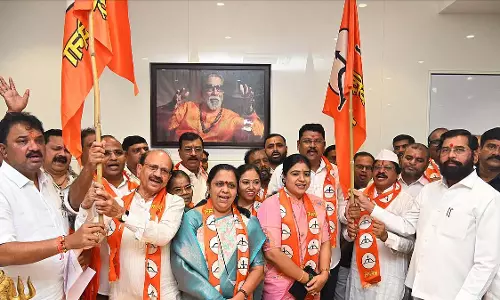 Maharashtra: एकनाथ शिंदे ने पूर्व पार्षदों और सैकड़ों कार्यकर्ताओं का शिवसेना में स्वागत किया