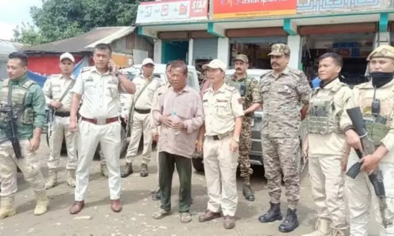 Manipur: CoTU ने फंसे हुए मेइती व्यक्ति को कांगपोकपी पुलिस को सौंपा Manipur: CoTU ने फंसे हुए मेइती व्यक्ति को कांगपोकपी पुलिस को सौंपा