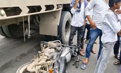 छत्रपति संभाजीनगर-पुणे राजमार्ग पर कंटेनर-बाइक दुर्घटना में तीन गंभीर रूप से घायल