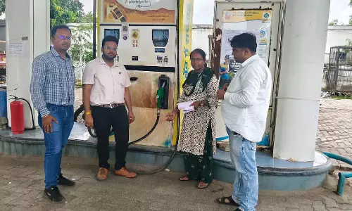 MP : इंदौर में हेलमेट नियम का उल्लंघन करने पर पेट्रोल पंप सील
