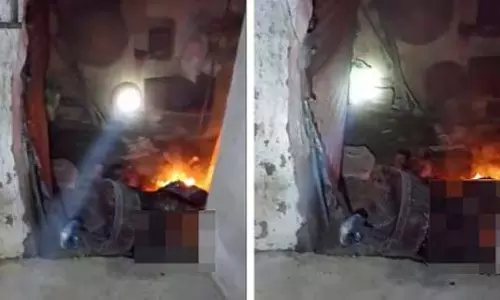 MP : पति से झगड़े के बाद मां ने खुद को और 2 साल की बेटी को आग लगा ली MP : पति से झगड़े के बाद मां ने खुद को और 2 साल की बेटी को आग लगा ली