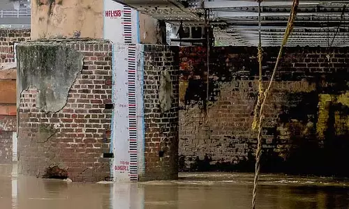 Delhi में यमुना नदी खतरनाक स्तर पर बह रही है Delhi में यमुना नदी खतरनाक स्तर पर बह रही है