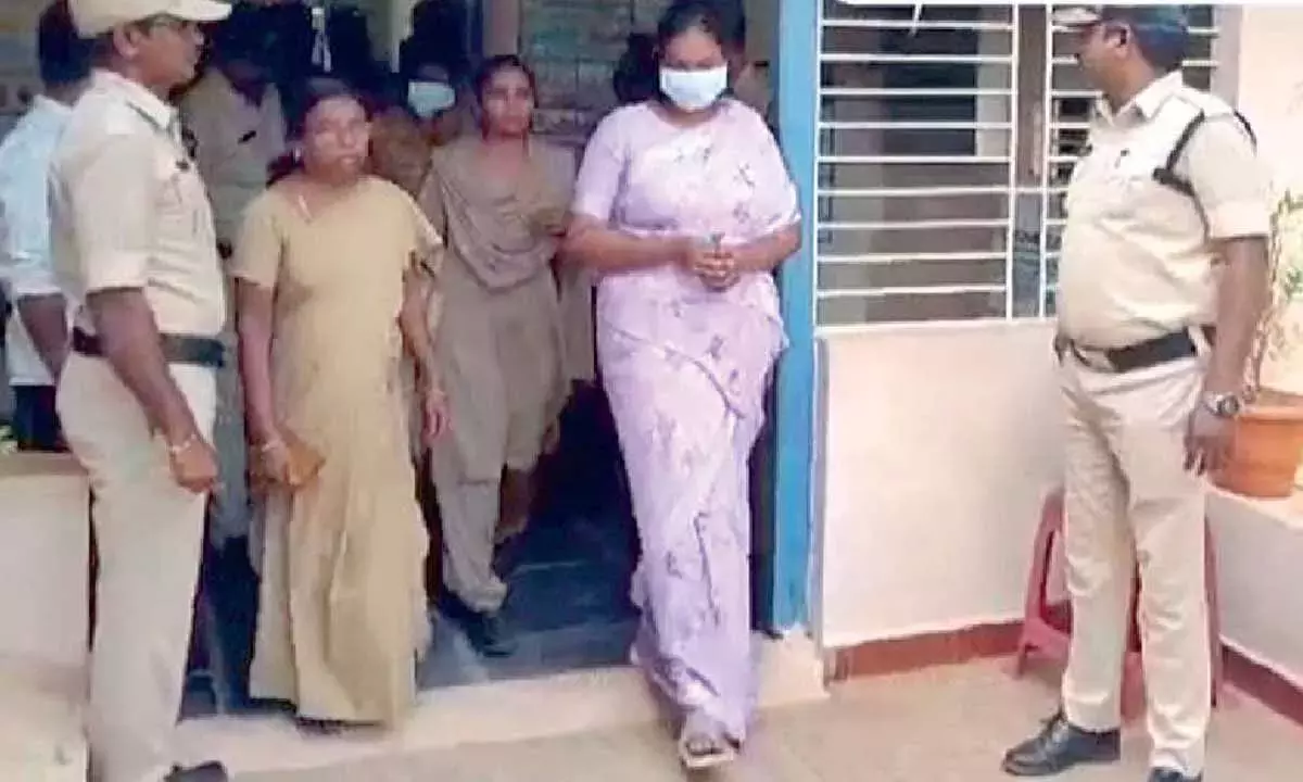 अपार्टमेंट मालिक की हत्या की धमकी देने के आरोप में महिला गिरफ्तार