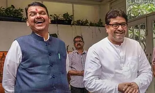 MMS प्रमुख राज ठाकरे ने मुंबई में महाराष्ट्र के CM फडणवीस से मुलाकात की MMS प्रमुख राज ठाकरे ने मुंबई में महाराष्ट्र के CM फडणवीस से मुलाकात की