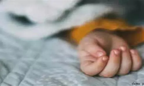 आंगनबाड़ी में मासूम की मौत, गिरा लोहे का पाइप
