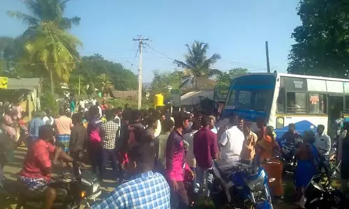 बेलूर में स्वामी के जुलूस के दौरान झड़पें: जनता ने सड़क जाम की
