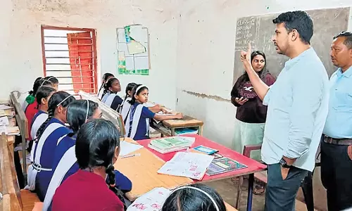 Bonda  हिल दौरे के दौरान मलकानगिरी कलेक्टर पीवीटीजी छात्राओं के लिए शिक्षक बने