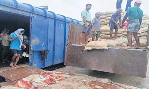 FCI ने आंध्र प्रदेश को 26,000 क्विंटल कोरापुट रागी भेजी FCI ने आंध्र प्रदेश को 26,000 क्विंटल कोरापुट रागी भेजी