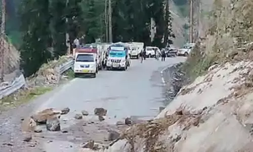 भूस्खलन के कारण मुगल रोड पर घंटों यातायात बाधित रहा, यातायात बहाल
