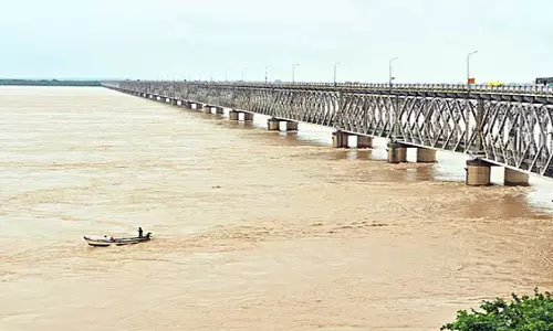 Godavari उफान पर, 235 परिवार सुरक्षित स्थानों पर पहुंचे Godavari उफान पर, 235 परिवार सुरक्षित स्थानों पर पहुंचे