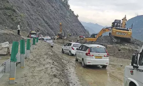 श्रीनगर-जम्मू राष्ट्रीय राजमार्ग पर भूस्खलन के कारण यातायात बाधित