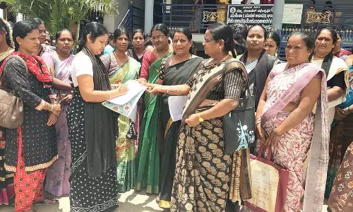 Bagepalli : आंगनवाड़ी कार्यकर्ताओं के हस्ताक्षरों का संग्रह Bagepalli : आंगनवाड़ी कार्यकर्ताओं के हस्ताक्षरों का संग्रह