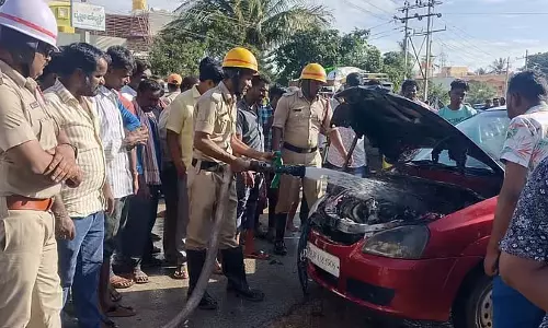 Pavagada : कार में आग लगने से बाल-बाल बची जान