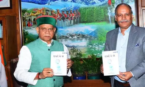 Himachal के राज्यपाल शिव प्रताप शुक्ला ने काव्य संकलन का विमोचन किया Himachal के राज्यपाल शिव प्रताप शुक्ला ने काव्य संकलन का विमोचन किया