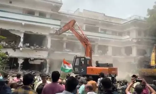 ड्रग तस्करी, रेप और ब्लैकमेलिंग के आरोपी की संपत्ति पर चल रहा बुलडोजर