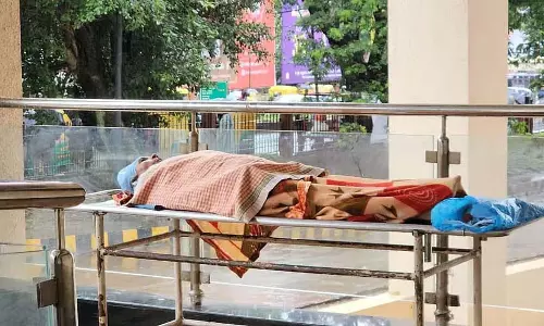 Belgaum : स्टाफ ने मरीज को अस्पताल के बाहर सुलाया Belgaum : स्टाफ ने मरीज को अस्पताल के बाहर सुलाया