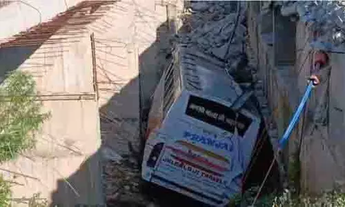 Samba: बड़ा सड़क हादसा, वैष्णो देवी जा रही बस पुल से नीचे गिरी
