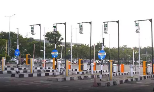 केंद्र सरकार ने टोल प्लाजा पर दोपहिया वाहनों से यूजर फीस वसूलने की रिपोर्ट्स को बताया फर्जी, कहा- ऐसा कोई प्रस्ताव नहीं केंद्र सरकार ने टोल प्लाजा पर दोपहिया वाहनों से यूजर फीस वसूलने की रिपोर्ट्स को बताया फर्जी, कहा- ऐसा कोई प्रस्ताव नहीं