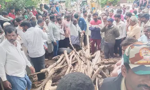 Rampur : श्मशान के लिए जमीन न मिलने पर ग्राम पंचायत के सामने अंतिम संस्कार करने का प्रयास Rampur : श्मशान के लिए जमीन न मिलने पर ग्राम पंचायत के सामने अंतिम संस्कार करने का प्रयास
