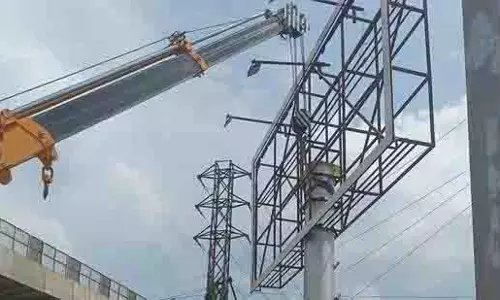 Gurugram: नगर निगम की बड़ी कार्रवाई, अवैध विज्ञापन हटाने की मुहिम तेज Gurugram: नगर निगम की बड़ी कार्रवाई, अवैध विज्ञापन हटाने की मुहिम तेज