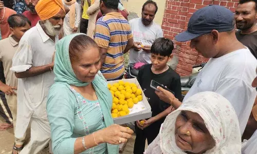 Punjab: महिला ड्रग विक्रेता का घर ढहाए जाने पर स्थानीय लोगों ने जश्न मनाया, लड्डू बांटे