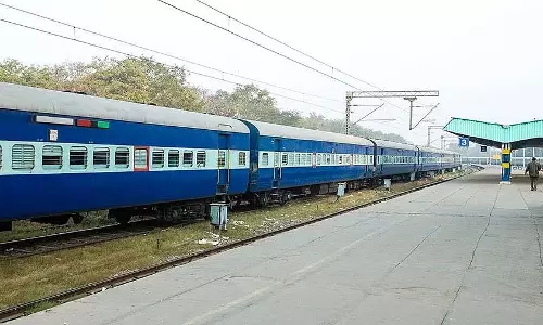 MP : लोकोपायलट ने आपातकालीन ब्रेक लगाकर सतना के युवक को ट्रैक पर पड़े कुछ इंच से बचाया